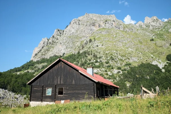 Refugio de Zastan Karaula en las montañas de Prokletije, Montenegro — Foto de Stock