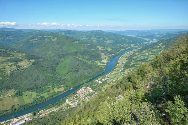 Slingrande floden Drina, Serbien — Stockfoto