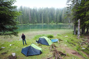 Durmitor Milli Parkı, Karadağ için yılan gölde iki çadır