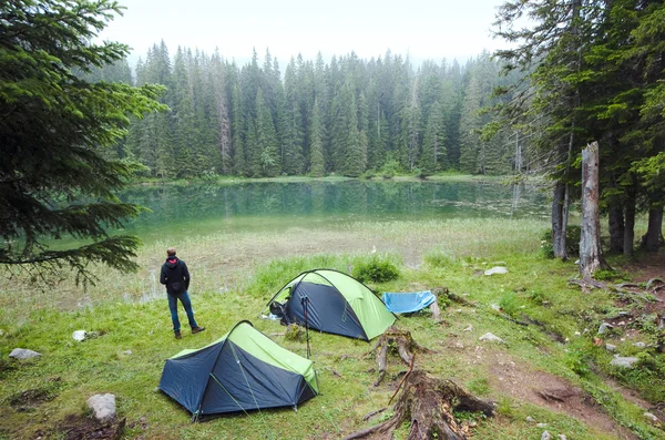 Durmitor Milli Parkı, Karadağ için yılan gölde iki çadır
