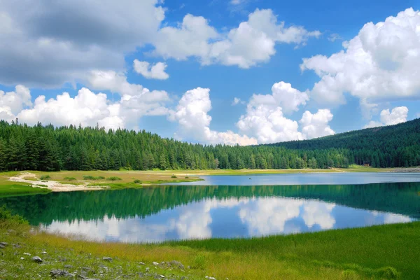 Lago Negro no Parque Nacional Durmitor, Montenegro — Fotografia de Stock