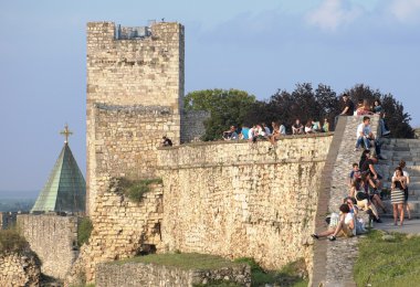 Eski şehir Belgrad Kalemegdan kale savunma duvarlarının kalabalık gençler