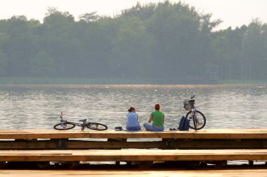 Palic göl günbatımı, Sırbistan, Motosiklet ile iki kadın