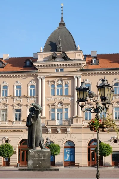 Το χάλκινο άγαλμα του Σβέτοζαρ Μιλέτιτς και νεοκλασικό και μπαρόκ Αναγεννησιακής αρχιτεκτονικής στη πλατεία ελευθερίας της Νόβι Σαντ — Φωτογραφία Αρχείου