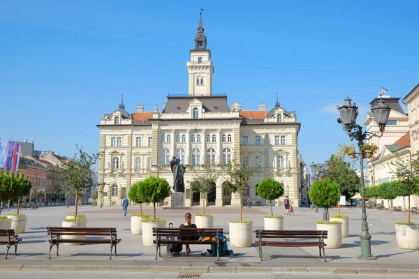 Main Square en het stadhuis van Novi Sad, Servië — Stockfoto