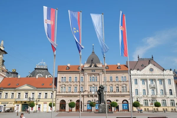 Neo klasyczna architektura w Liberty Square of Novi Sad i flagi Serbii, Vojvodina i Novi Sad — Zdjęcie stockowe