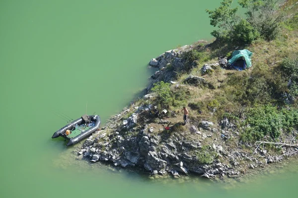 Aerial view of a fisherman and his rubber dinghy and his bivouac in the Uvac Special Nature Reserve near Sjenica in Serbia — Stock Photo, Image