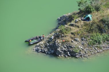 Bir balıkçı ve onun zaten cehennemlik ve onun bivouac Uvac özel doğa rezerv Sjenica Sırbistan yakınındaki havadan görünümü