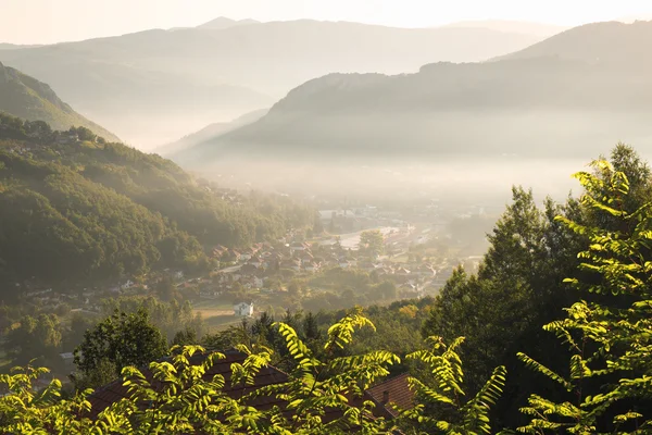 Morgennebel über der ländlichen Gemeinde, Serbien — Stockfoto