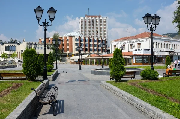 O moderno centro da cidade de Novi Pazar com o complexo arquitetônico do hotel Vrbak — Fotografia de Stock