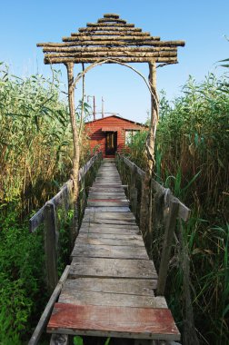 Boardwalk kırmızı ahşap kulübe