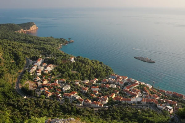 Przybrzeżnych łuku na południe od Sveti Stefan, Czarnogóra — Zdjęcie stockowe