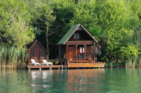 Maison en bois sur la rivière Ada Bojana, Monténégro — Photo