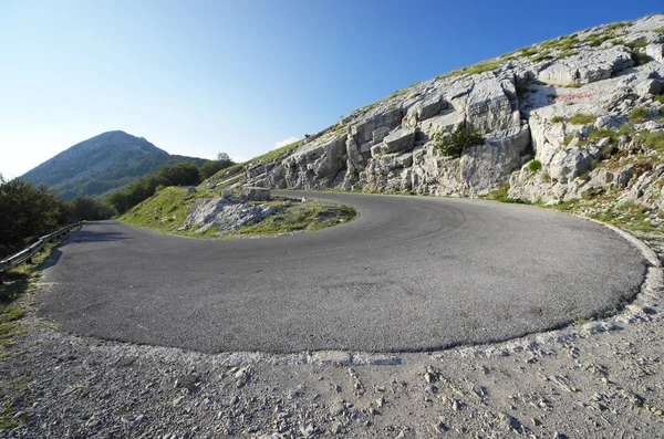 Horquilla curva en la carretera de montaña, Montenegro — Foto de Stock