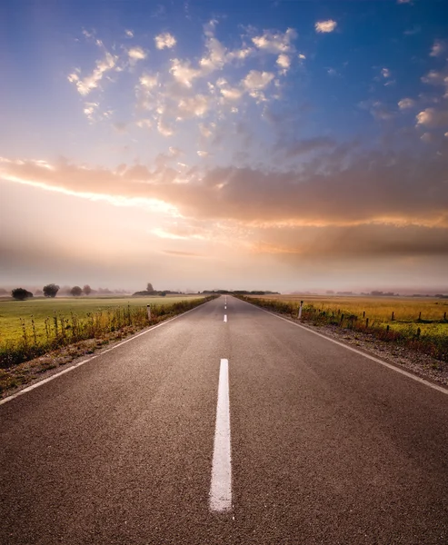 Sırbistan'daki kırsal yol — Stok fotoğraf