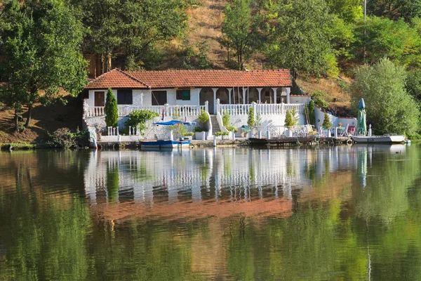 Villa sul lago Ovcar, Serbia — Foto Stock
