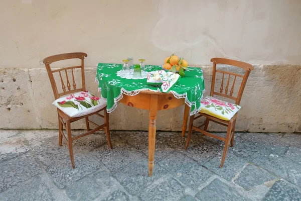 Table Setting In Ortigia Old Town of Siracusa, Sicily — Stock Photo, Image