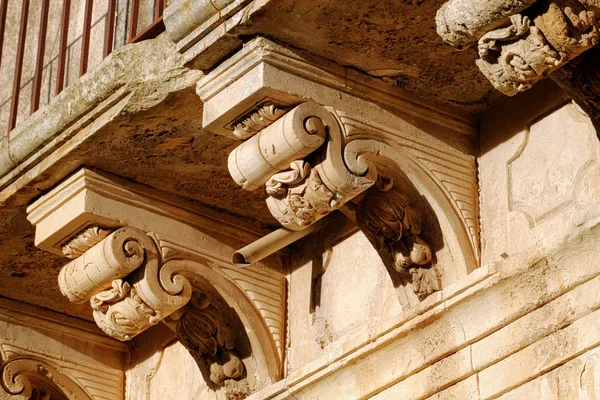 Barocke Konsolen auf einem Balkon des Palazzolo acreide, Sizilien — Stockfoto