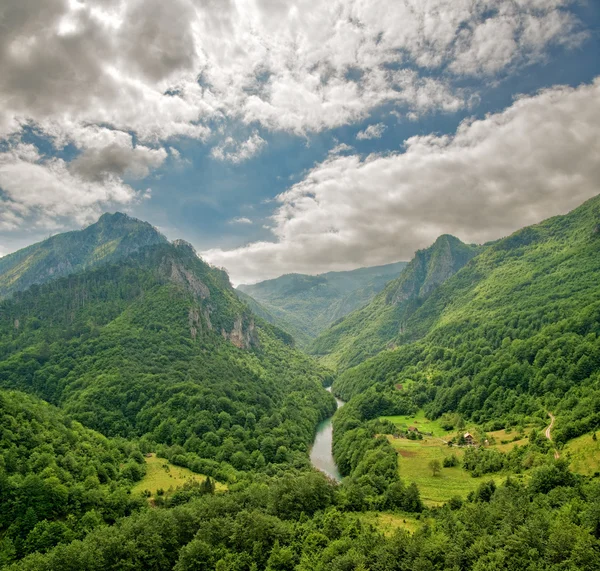 Tara River Canyon onder bewolkte hemel, Montenegro — Stockfoto