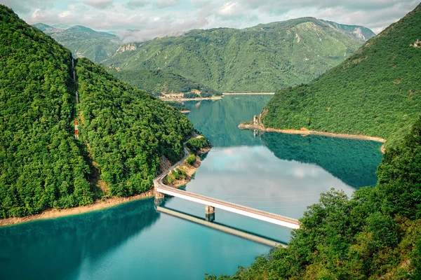 Puente en el lago Piva cerca de Pluzine, Montenegro —  Fotos de Stock