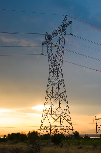 Pilão de eletricidade ao pôr do sol — Fotografia de Stock