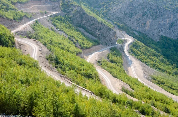 Estrada sinuosa nas montanhas albanesas — Fotografia de Stock