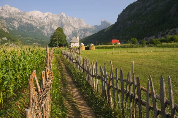 Theth Valley Em Alpes Albaneses — Fotografia de Stock