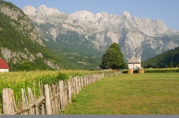 Theth Valley Em Alpes Albaneses — Fotografia de Stock