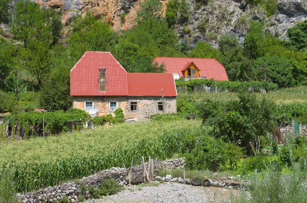 Venkovské domy, Albánie — Stock fotografie