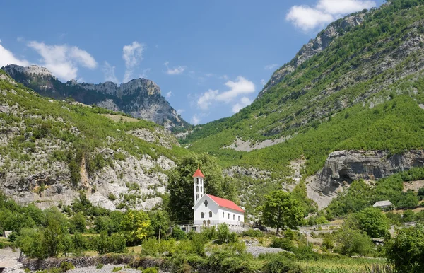 Церковь в Келменде, Албания — стоковое фото