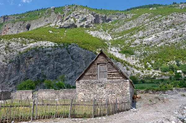 Tradiční stodoly v obci Kelmend, Albánie — Stock fotografie