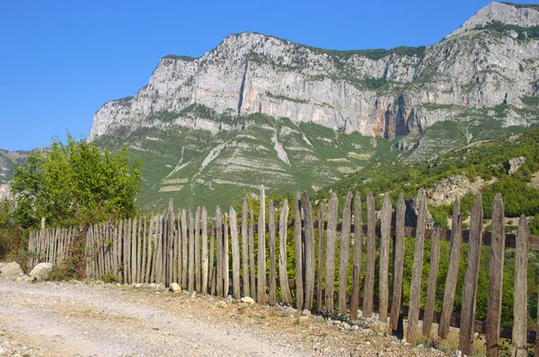 Clôture de piquet dans le district de Kelmend, Albanie — Photo