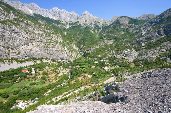 Green Valley Entre Kelmend Mountain, Albânia — Fotografia de Stock