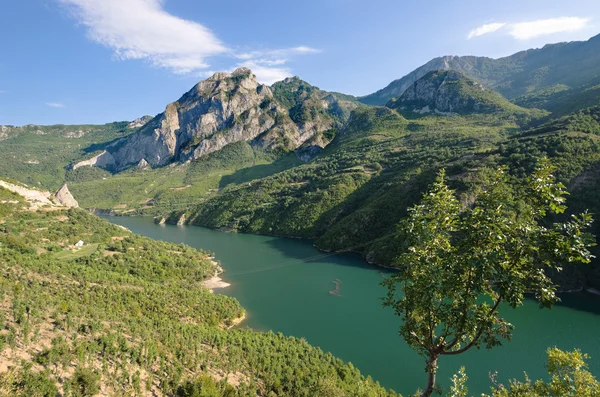 Koman-Fierza Lake, Albanië — Stockfoto