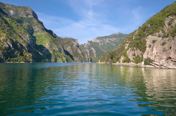 Koman-Fierza Lake, Albanië — Stockfoto