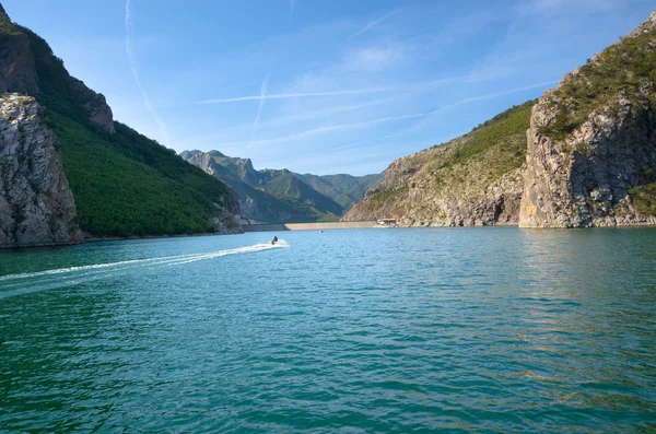 Small Boat And Dam Of Koman Lake, Albania — Stock Photo, Image