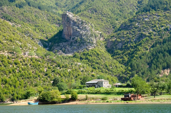 Koman tó partján-Fierze, Albánia — Stock Fotó