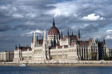 Dramatik bir gökyüzü, Budapeşte Macaristan Parlamentosu'nun