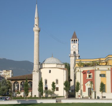Camii ve saat kulesi Tiran'daki 