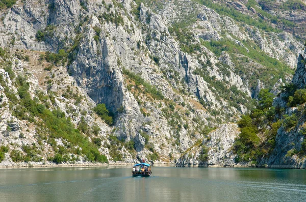 コマン フィールツ湖、アルバニアに小型ボート — ストック写真