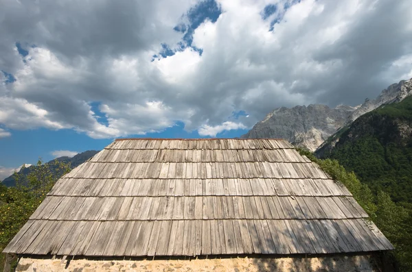 Παλιά βότσαλα στεγών στην κοιλάδα Valbona, Αλβανία — Φωτογραφία Αρχείου