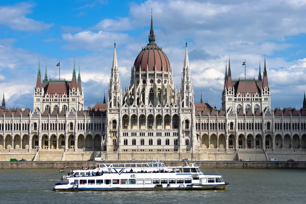 Будапешт: Экскурсионная лодка и здание парламента Венгрии — стоковое фото
