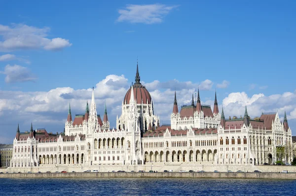 Будапешт: венгерский парламент и голубой Дунай — стоковое фото