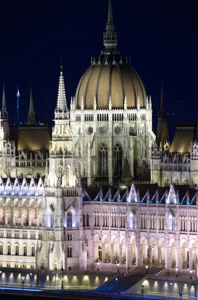 Будапешт, шпили и купол венгерского парламента — стоковое фото