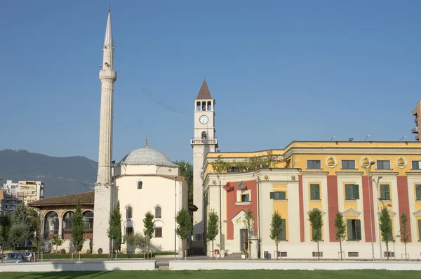 Mešita a věž s hodinami v Tiraně — Stock fotografie