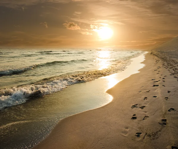 Atardecer dorado en la orilla del mar — Foto de Stock