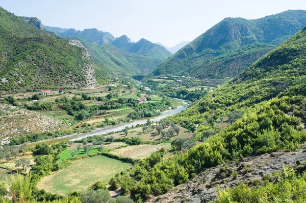 Idylle vallei van Kiri rivier in de buurt van Drisht, Albanië — Stockfoto