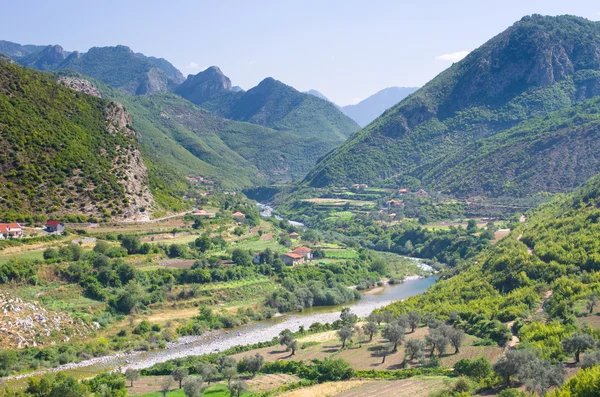 Idylle vallei van Kiri rivier in de buurt van Drisht, Albanië — Stockfoto
