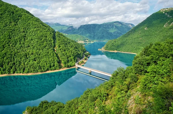 Міст на озері піва поблизу Pluzine, Чорногорія — стокове фото