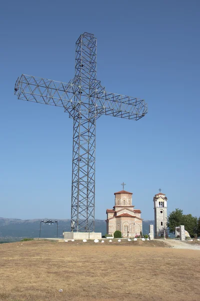 Croix et Eglise à Podmocani, Macédoine — Photo